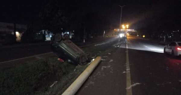 Diario HOY | Joven se salva de milagro tras aparatoso vuelco de su vehículo