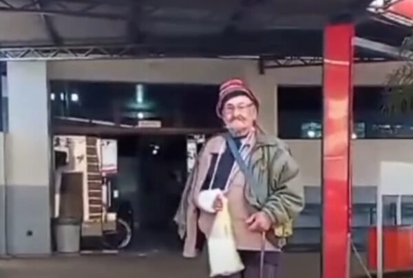 Abuelito vendedor de helados fue asaltado: Lo empujaron a un pozo y se fracturó