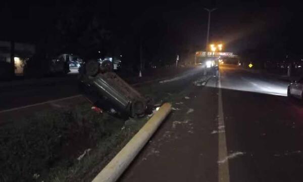 Joven se salva de milagro tras aparatoso vuelco de su vehículo – Prensa 5