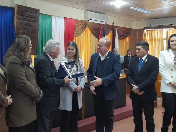 Maestro Luis Szarán es nombrado hijo dilecto de Itapúa en un emotivo acto de reconocimiento
