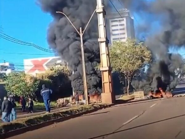 Desalojo en Ciudad del Este: Policía enfrenta resistencia en operativo · Radio Monumental 1080 AM