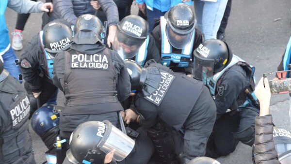 Argentina: Incidentes entre la policía y trabajadores estatales que protestan por 2.300 despidos