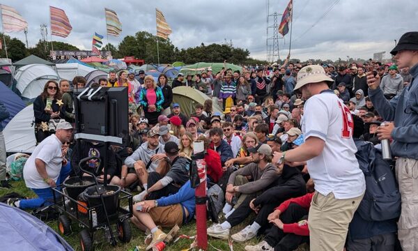 Louis Tomlinson llevó TV para ver fútbol con fans a Glastonbury