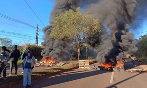 Ocupantes de inmueble intentaron resistirse a desalojo en Alto Paraná y agredieron a policías   - Megacadena - Diario Digital