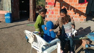Joven madre en extrema pobreza clama por ayuda en Villa San Miguel