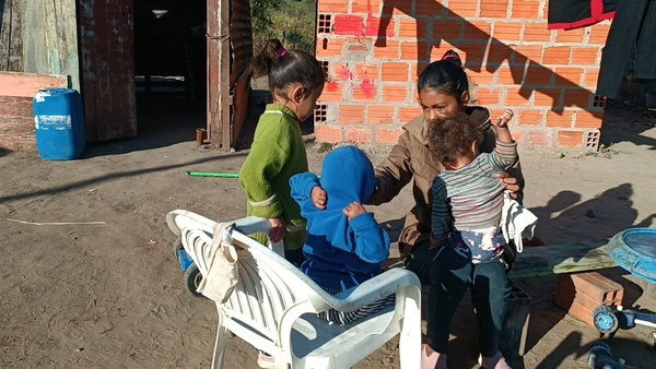 Joven madre en extrema pobreza clama por ayuda en Villa San Miguel