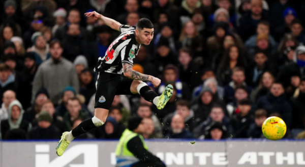 Versus / ¿Newcastle United le abre la puerta de salida a Miguel Almirón?