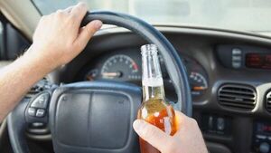 Bajo los efectos del alcohol, un hombre chocó contra el portón de una casa en Mariano Roque Alonso