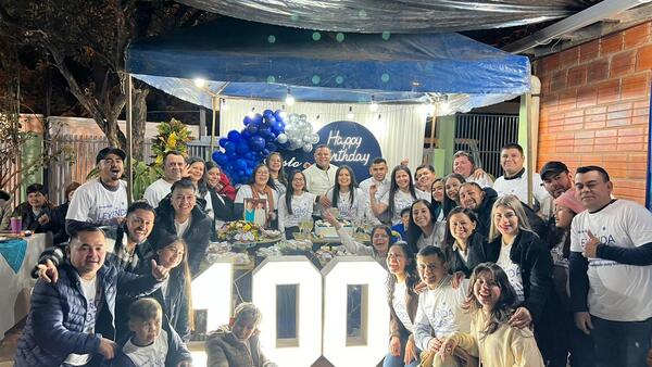 Abuelito celebra 100 años rodeado del amor de su extensa familia