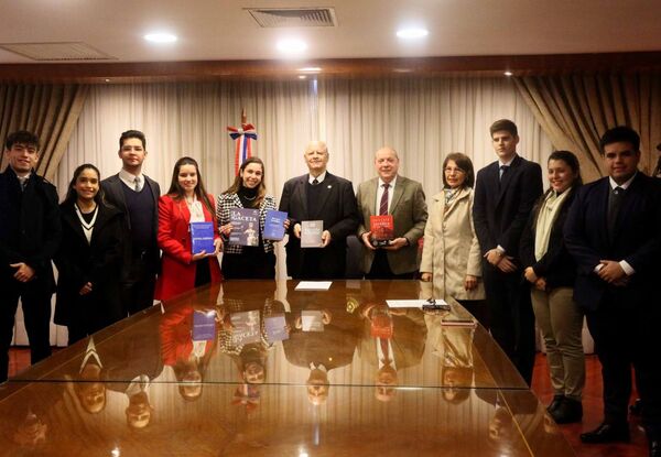 La Universidad Católica donó libros a la biblioteca del Poder Judicial