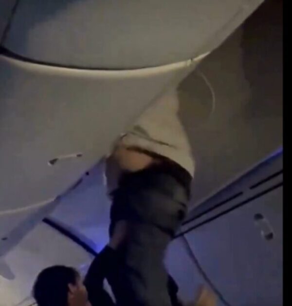 Turbulencias en avión enviaron a un pasajero al maletero