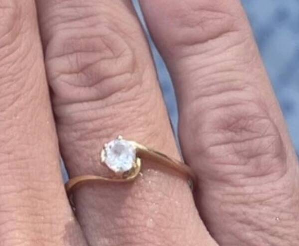Perdió su anillo de compromiso y pide ayuda para encontrarlo