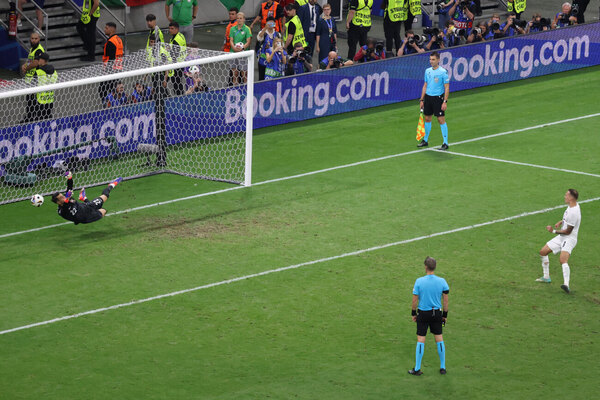 Versus / ¡Sufriendo! Portugal avanza tras una heroica actuación de su arquero Diogo Costa