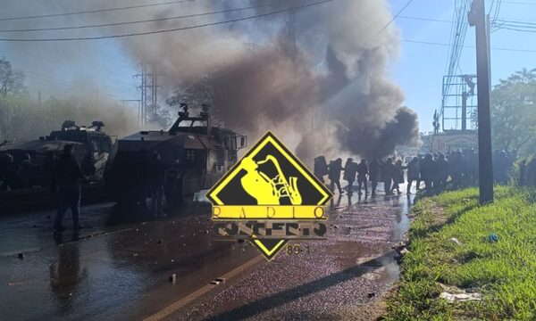 Orden de desalojo se convierte en batalla campal y deja policías y periodistas heridos