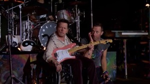 Emotiva actuación de Michael J. Fox junto a Coldplay en Glastonbury - trece