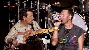 Michael J. Fox sorprende al público de Glastonbury al unirse a Coldplay en el escenario - Unicanal