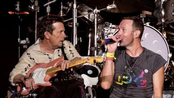 Michael J. Fox sorprende al público de Glastonbury al unirse a Coldplay en el escenario - Unicanal