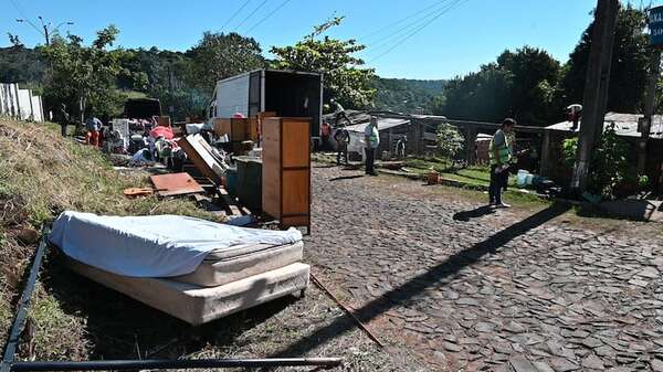 Pese a resistencia, desalojan a ocupantes y derriban una treintena de viviendas en el Este - ABC en el Este - ABC Color