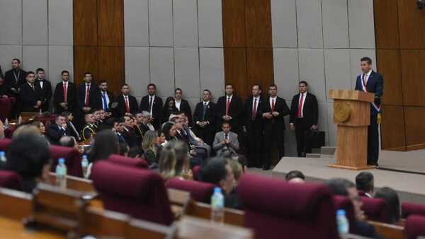 Peña anuncia ley para "resolver el problema de la tierra" pero no habla de reforma agraria