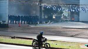 Policía permanece en la zona del incidentado desalojo en Ciudad del Este   - ABC en el Este - ABC Color