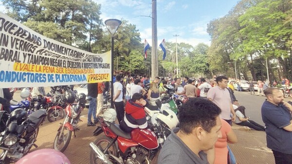 Conductores de plataformas digitales deben pagar impuestos en Paraguay - La Clave