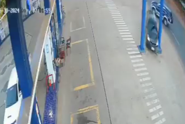 ESQUIVÓ UNA CAMIONETA Y SE SALVA DE MILAGRO