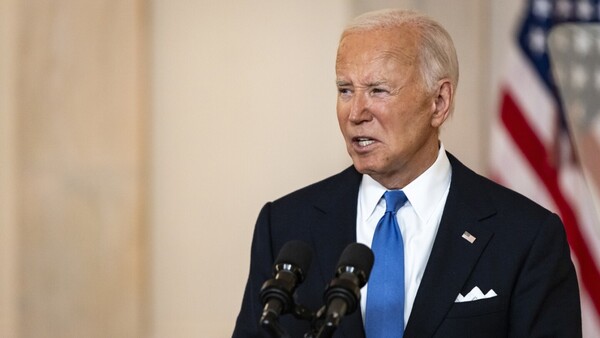 El plan de Biden para salir de la crisis: Aparentar normalidad y poner el foco en Trump