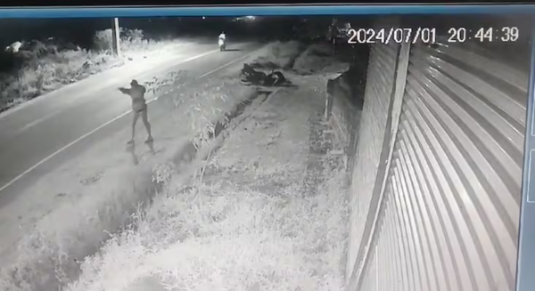 Pareja cayó de la motocicleta tras manosearse durante el trayecto