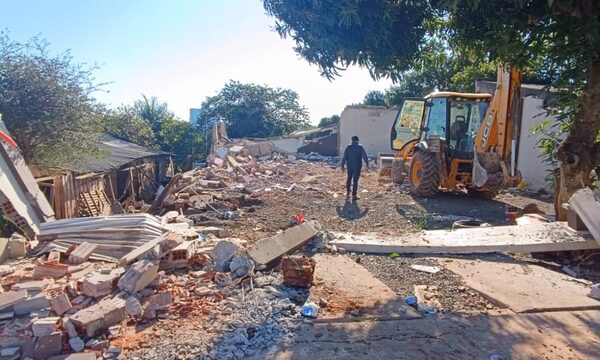 Materializan desalojo y derrumbe de viviendas en Ciudad del Este