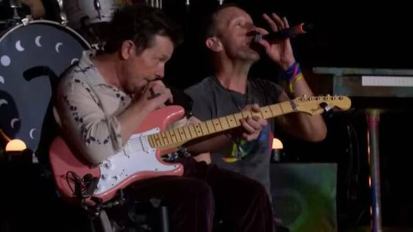 [VIDEO] ¿Yo piko lloro? Michael J. Fox apareció en un show de Coldplay y emocionó al mundo