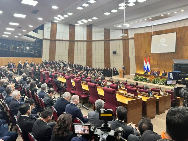 “Retrocedimos mucho, décadas incluso”: Santiago Peña critica a Mario Abdo en su primer informe de gestión · Radio Monumental 1080 AM