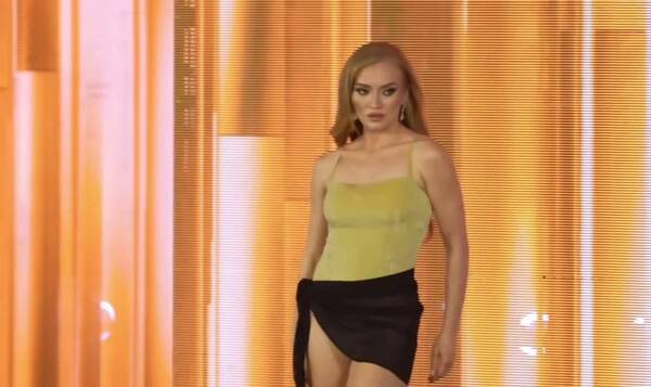 [VIDEO] ¡Ñande Miss Supranational tambaleó en su desfile en traje de baño!
