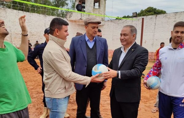 SND donó redes y pelotas a internos del penal de Villarrica - Megacadena - Diario Digital