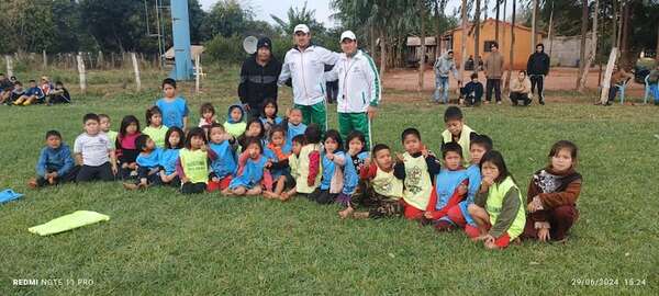 Villa Ygatimí: los Aché de Chupapou crean escuela de fútbol para la formación integral de niños y jóvenes - Nacionales - ABC Color