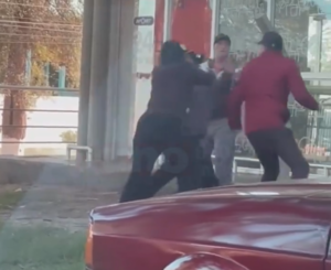 (VIDEO). ¿Qué lo que pasa todo? Arriero noquea a otro en la calle