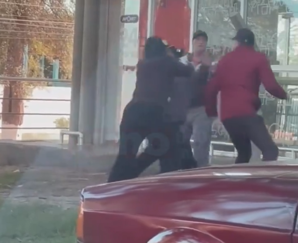 (VIDEO). ¿Qué lo que pasa todo? Arriero noquea a otro en la calle