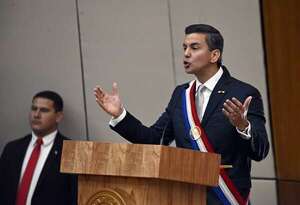 Santiago Peña evitó hablar de lucha antilavado en su primer informe - Política - ABC Color