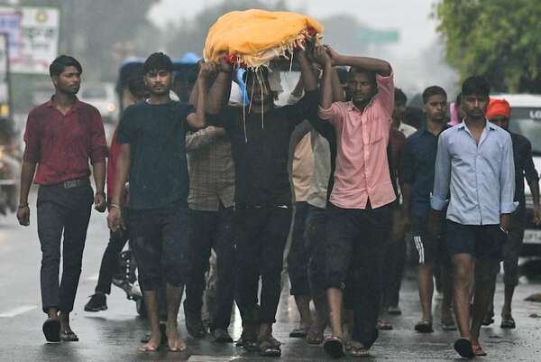 Caos por acercarse a un gurú desató estampida con 121 muertos en India - Mundo - ABC Color