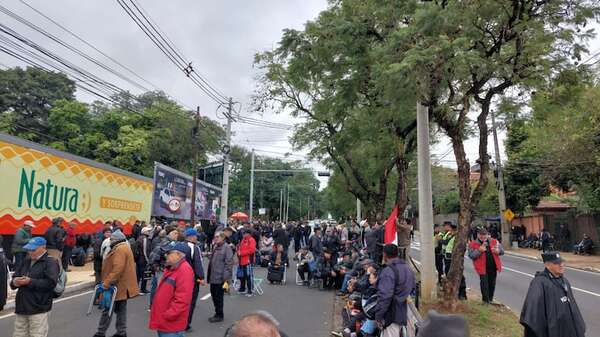 Exobreros de Itaipú prevén masiva manifestación en Asunción - Nacionales - ABC Color