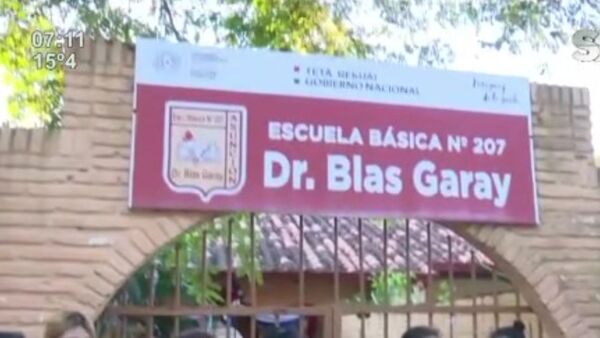 Escuela Blas Garay es "tomada" por los padres - SNT