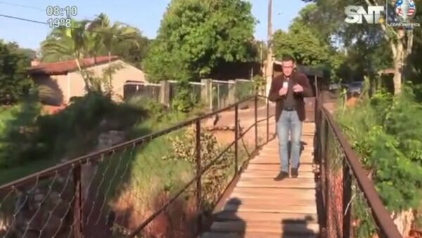 Corren peligro por un puente en mal estado - SNT