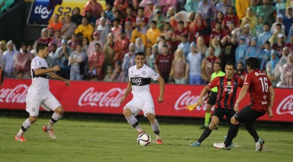 Versus / Campeón con Guaraní, Cerro, Olimpia y Libertad, ahora busca quien le contrate
