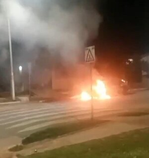 Vehículo arde en el barrio San Francisco y se presume de una represalia