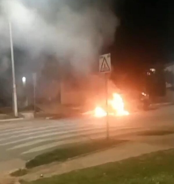 Vehículo arde en el barrio San Francisco y se presume de una represalia