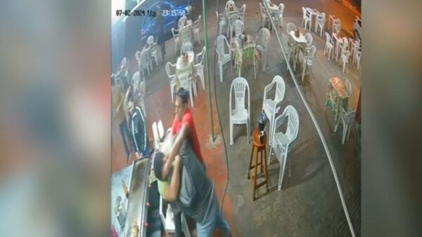 Cliente golpeó a lomitero por cambiar de canal durante el partido de la Albirroja