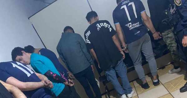 La Nación / Aprehendieron a 12 personas ante ataques de una turba a policías