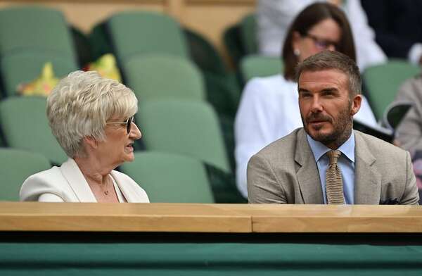 David Beckham fue a Wimbledon muy bien acompañado de su madre de 75 años - Gente - ABC Color