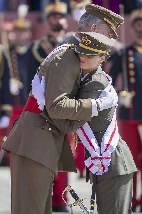 La emoción de Felipe VI al nombrar alférez a su hija Leonor - Gente - ABC Color