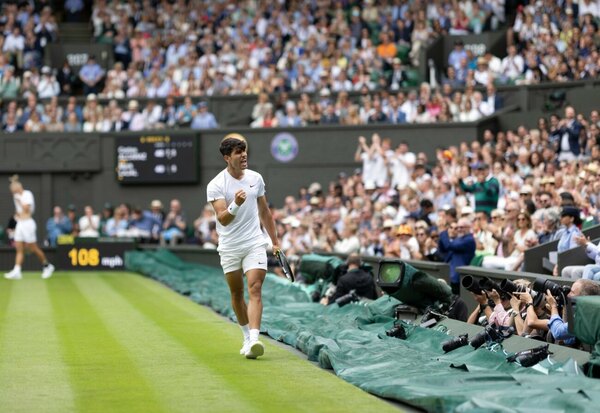 Versus / Alcaraz vence en tres sets a Vukic y pasa a tercera ronda en Wimbledon