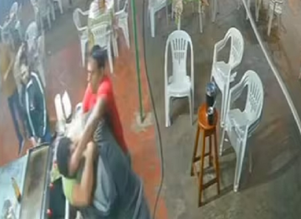 Cliente golpeó a trabajador de lomitería tras cambiar de canal el partido de Paraguay - Noticiero Paraguay